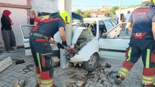 Balıkesirde elektrik direğine çarpan araçta iki kişi yaralandı