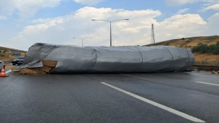 Balıkesirde saman yüklü tır devrildi, otoyol trafiğe kapandı