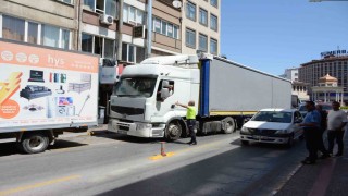 Balıkesirde şehir merkezine giren tır  trafiği felç etti