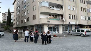 Balkondaki saksının aşırı ısınması sonrası çıkan yangını vatandaşlar söndürdü