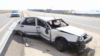 Bariyerlere çarpan otomobil iki büklüm oldu: 1 yaralı
