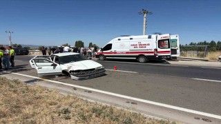 Bariyerlere çarpan otomobilde 6 kişi yaralandı