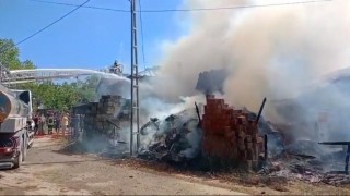 Bartında yangında bir ev ve ahır kül oldu