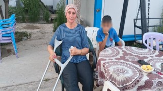 Başıboş köpeklerin kovaladığı anne-oğul düşerek yaralandı