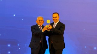 Başkan Büyükkılıç, Türkiyede ilk olan RES projesiyle Bakan Kacırın elinden ödül aldı