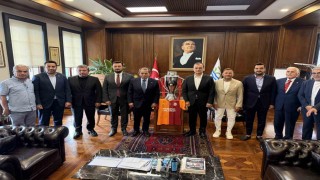 Başkan Dursun Özbek, Büyükçekmecede Şampiyonlar Anıtına Galatasaray bayrağını çekti