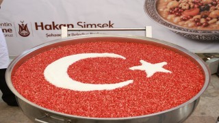 Başkan Hakan Şimşek hemşerileriyle aşure bereketini paylaştı