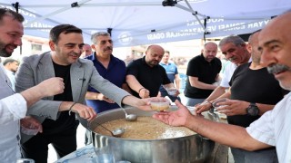 Başkan Özlüden pazar esnafına aşure ikramı