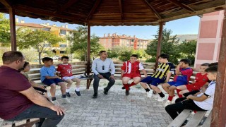Başkan Ulutaştan engelli vatandaşa akülü araç desteği, çocuklara ziyaret