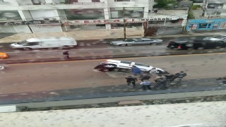 Başkentte sağanak hayatı felç etti: Yol çöktü, araç çukura düştü, iş yerlerini su bastı