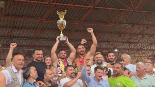 Başpehlivan Erkan Taş, altın kemerini taktı