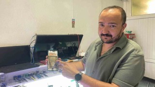 Bataryası değiştirilmek istenen cep telefonu bir anda alev aldı