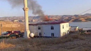 Batmanda caminin çatısında korkutan yangın