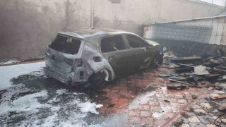 Batmanda park halindeki 3 otomobil alev topuna döndü