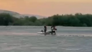 Batmanda suda mahsur kalan 2 kişi dalgıç ekiplerince kurtarıldı