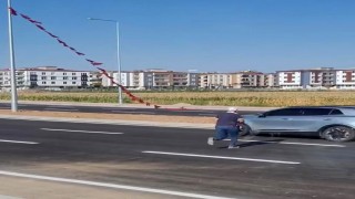 Batmanlı işçi yerdeki Türk bayrağını alıp, boyunun yettiği en yüksek noktaya astı