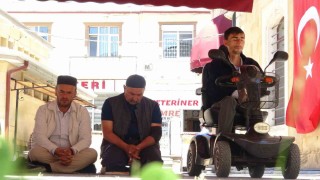 Bayburtlu genç akülü tekerlekli sandalyesiyle cemaatle saf tutuyor: Allahın huzuruna gitmeye hiçbir engel yoktur