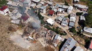 Bayburtta çıkan yangında hasar gören 5 ev ve 3 samanlık havadan görüntülendi