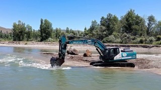 Bayburtta dere ve sulama kanallarında temizlik çalışmaları sürüyor