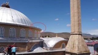 Bayburtta yuvasına dönemeyen yavru leylek ekipleri harekete geçirdi