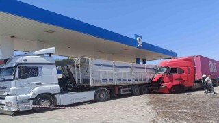 Baygınlık geçiren tır şoförü istasyonda yakıt alan başka bir tıra çarptı