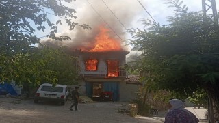 Bayındırda iki katlı ev yanarak kül oldu
