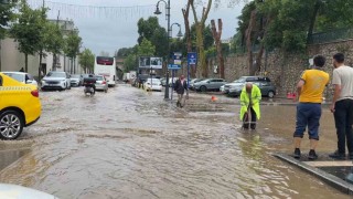 Beşiktaşta Çırağan Caddesi göle döndü: Sürücüler zor anlar yaşadı