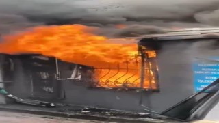 Beşiktaşta yangın paniği, iş yerinin deposu alev alev yandı