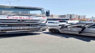 Beton mikseri ile otomobil çarpıştı: 2 yaralı