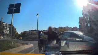 Beylikdüzünde trafik magandası taksicinin önünü kesip aracını yumrukladı