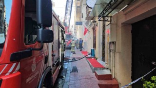 Beyoğlu İstiklal Caddesinde iş yerinde korkutan yangın