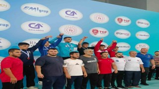 Bilecikli minik güreşçilerden çifte başarı
