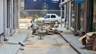 Bilecikte 1 haftadır bitmeyen kaldırım yapımı esnafı çileden çıkardı