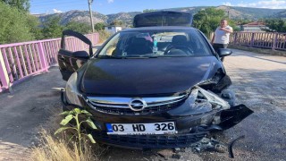 Bilecik'te iki otomobil kafa kafaya çarpıştı: 1 yaralı