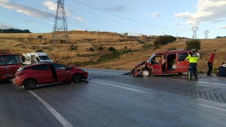 Bilecikte iki otomobil kafa kafaya çarpıştı: 4 yaralı