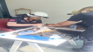 Bileğinde sıkışan kelepçe itfaiyenin müdahalesiyle çıkartıldı