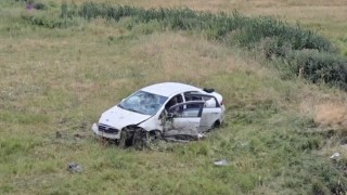 Bingölde kontrolden çıkan otomobil araziye uçtu: 3 yaralı
