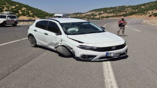Bingölde otomobil bariyerlere çarptı: 4 yaralı