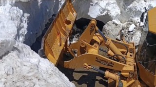Bingölde yazın ortasında kar temizliği