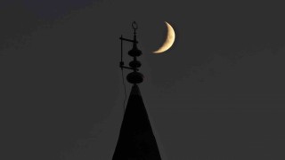 Bitliste gökyüzündeki hilal ile minaredeki hilal aynı karede