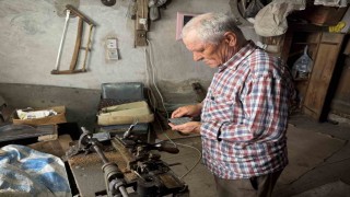Boluda 50 yıldır manda boynuzundan tarak yapıyor