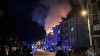 Boluda apartmanda çıkan yangında alevler geceyi aydınlattı: Patlama sesleri paniğe neden oldu