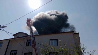 Boluda apartmanın çatı katı alev alev yandı