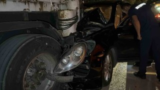 Boluda lüks SUV park halindeki tıra çarptı: 1 yaralı