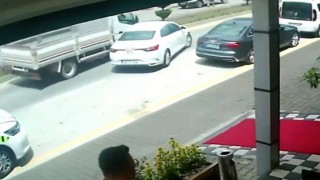 Boluda park yerinden çıkan otomobile kamyon çarptı