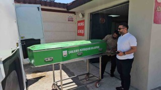 Boş arazide battaniyeye sarılı erkek cesedi bulundu