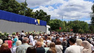 Bosna Hersekte toprağa verilecek 10 şehidin cenazesi, dualarla Srebrenitsaya uğurlandı