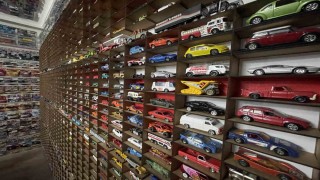 Böylesi görülmedi, evinde 15 bin maket otomobiliyle yaşıyor