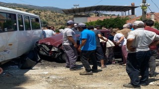 Bozdoğanda işçi servisi ile otomobil çarpıştı:3 yaralı