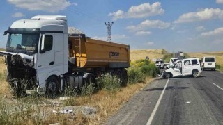 Bulanıkta kamyonla kamyonet kafa kafaya çarpıştı: 2 ölü, 2 yaralı